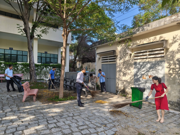 Cán bộ, viên chức Trường Kỹ thuật và Công nghệ ra quân tổng vệ sinh hưởng ứng Ngày Môi trường Thế giới 2026