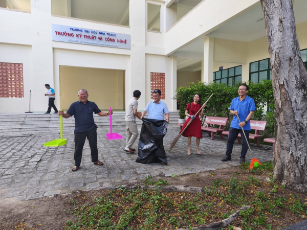 Cán bộ, viên chức Trường Kỹ thuật và Công nghệ ra quân tổng vệ sinh hưởng ứng Ngày Môi trường Thế giới 2026