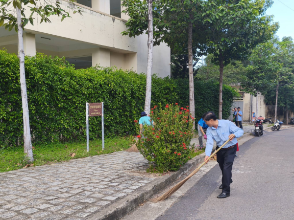 Cán bộ, viên chức Trường Kỹ thuật và Công nghệ ra quân tổng vệ sinh hưởng ứng Ngày Môi trường Thế giới 2026
