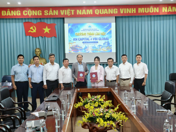 Trường Kỹ thuật và Công nghệ tăng cường hợp tác với doanh nghiệp trong đào tạo quản lý hàng hải và logistics
